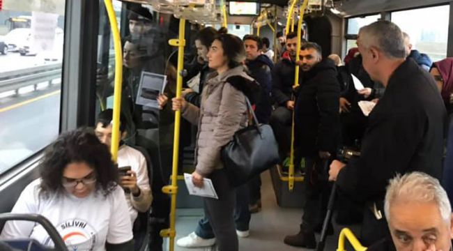 Özel öğrenciler metrobüste kitap okudu