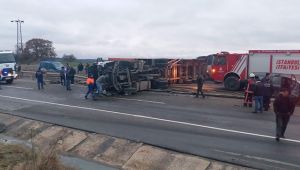 TIR devrildi, İstanbul yolu 3 saat trafiğe kapandı