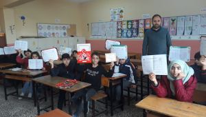 Suriyeli öğrencilerin karne sevinci