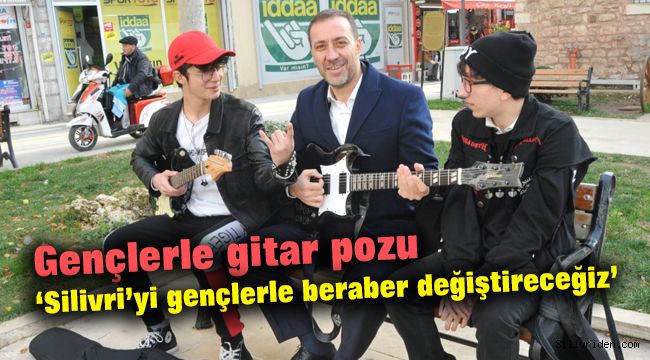 Volkan Yılmaz'ın gençlerle gitar pozu dikkat çekti