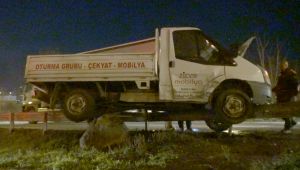 Kamyonet bariyere çıktı