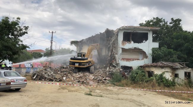 Tehlike arz eden eski sağlık ocağı yıkıldı