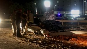 Silivri'de kamyona çarpan otomobil hurdaya döndü: 2 yaralı