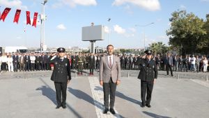 Bayram kutlamaları çelenk töreniyle başladı