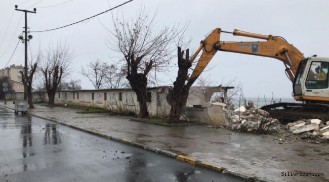 Selimpaşa sahildeki metruk yapılar yıkıldı