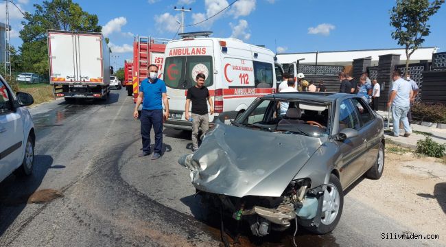 Silivri’de iki araç kafa kafaya çarpıştı: 3 yaralı