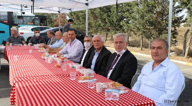 Yılmaz, ilçede faaliyet gösteren taksi, otobüs, minibüsçü esnaflarıyla buluştu