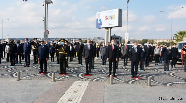 29 Ekim kutlamaları çelenk sunumu ile başladı