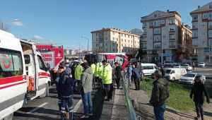 Silivri'de virajı alamayan TIR devrildi