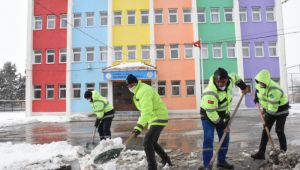 Okul bahçeleri öğrenciler için temizlendi