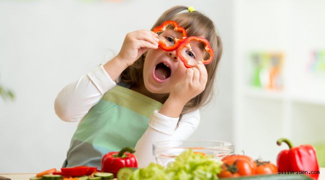 Çocukları sebzeleri denemeye zorlamayın; sadece cesaretlendirin