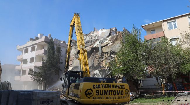 Büyükçekmece’de risk taşıyan 2 bina yıkıldı