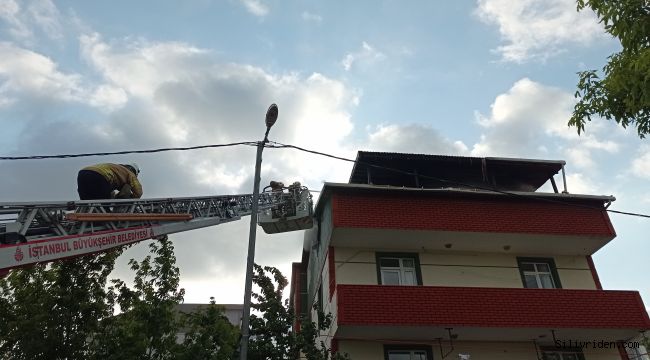 Silivri'de 4 katlı binanın çatısında çıkan yangın korkuttu