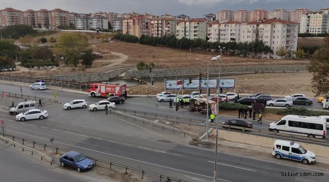 Kum yüklü kamyon trafik polisinin üzerine devrildi