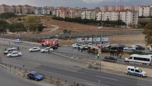 Kum yüklü kamyon trafik polisinin üzerine devrildi