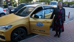 Kadın taksi şoförüne satırlı saldırı