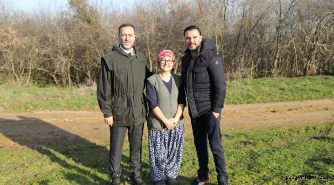 Başkan Yılmaz sanatçı Alişan ile gübre serpme aracı kullandı