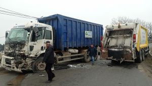 Silivri'de 2 kamyon kafa kafaya çarpıştı:  2 Yaralı