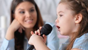 Çocuğun Şarkı Söylerken Zorlanması Ses Bozukluğuna İşaret Edebilir! 