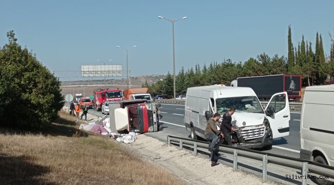 Silivri’de ev eşyalarını taşıyan kamyonet devrildi