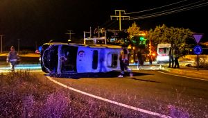 Silivri'de kavşağı alamayan ambulans devrildi