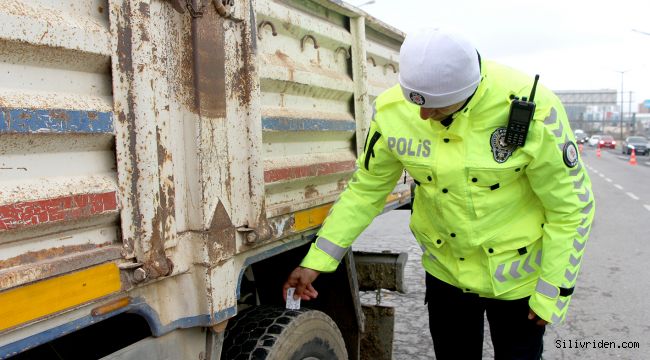 Silivri’de polis ekiplerinden kış lastiği uygulaması