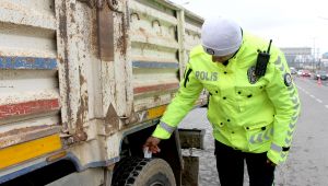 Silivri’de polis ekiplerinden kış lastiği uygulaması