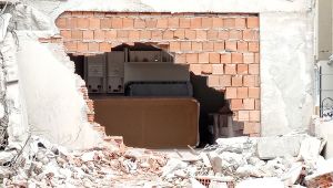 Silivri'de yıkım sırasında yan binadaki dairenin salon duvarı yıkıldı