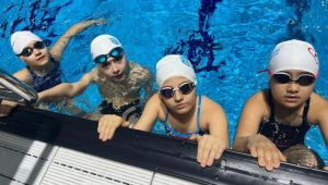 Yüzme akademisi öğrencileri başarıya doymuyor 