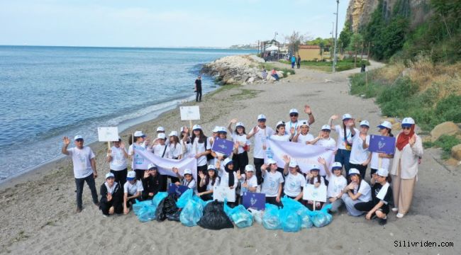 Silivrili öğrenciler Marmara Denizi'nde kıyı temizliği yaptı 