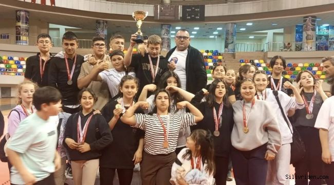 Gümüşyaka Ortaokulu Öğrencileri Bilek Güreşi Turnuvasında İl birincisi oldu