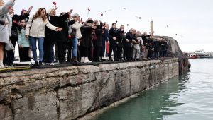 Mübadele şehitleri için denize karanfil bırakıldı