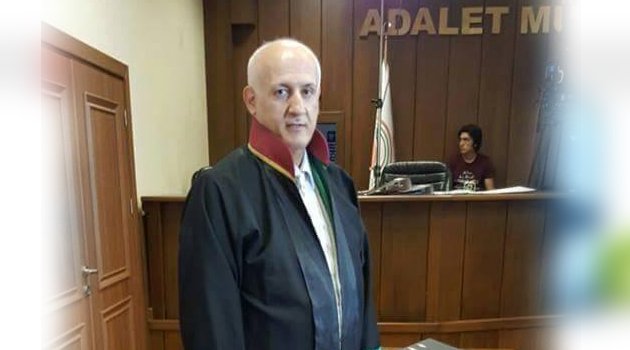 Gazeteci Boran avukat cübbesi giydi