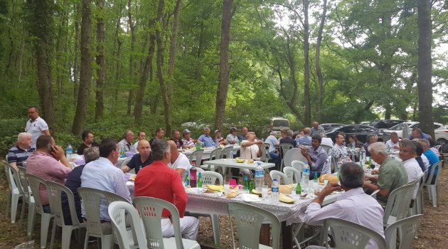 Öztürk dostlarını yemekte ağırladı