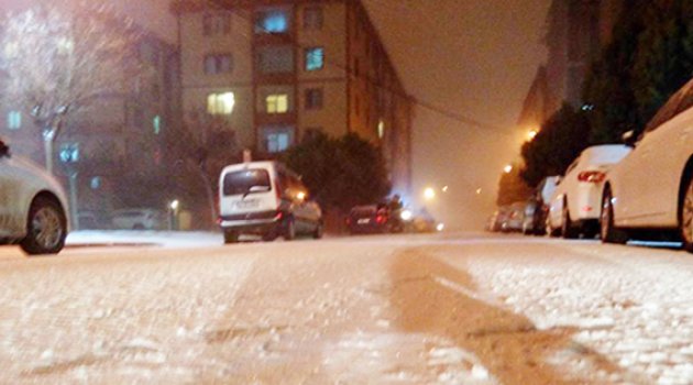 Silivri'de kar yağışı hayatı durma noktasına getirdi