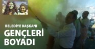 Belediye başkanı gençleri boyadı