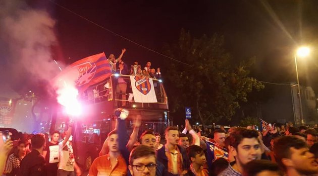Tarihi başarı coşkuyla kutlandı